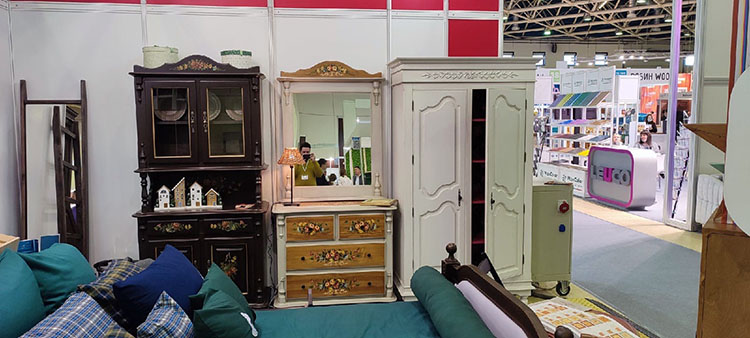 «Кантри-стиль» из Архангельска представил мебель ручной работы